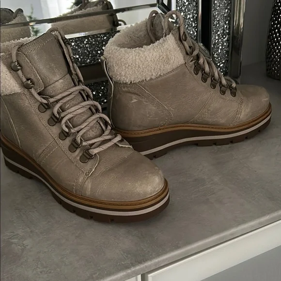 Timberland | Shoes | Timberland Tan And Cream Winter Boots  display picture 3